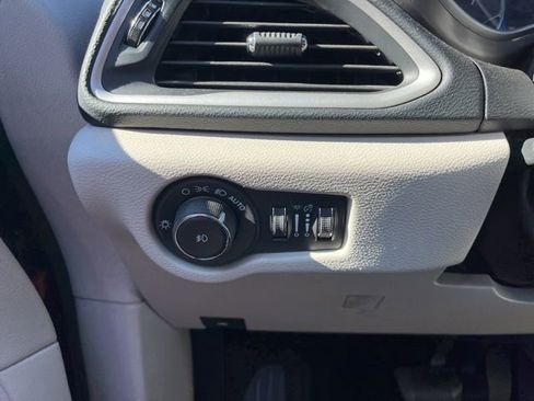 Used 2020 Chrysler Pacifica Touring-L image 23