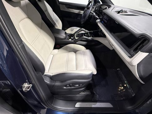 Used 2024 Porsche Cayenne AWD/4WD image 38