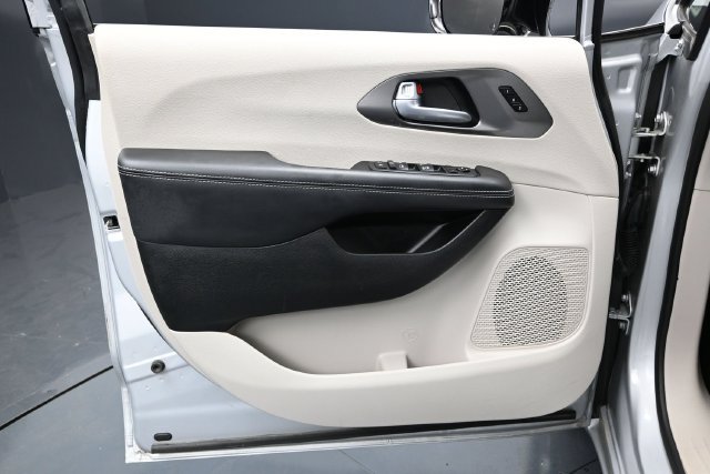 Used 2024 Chrysler Pacifica Touring-L FWD image 14