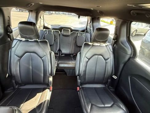 Used 2025 Chrysler Pacifica Select image 17