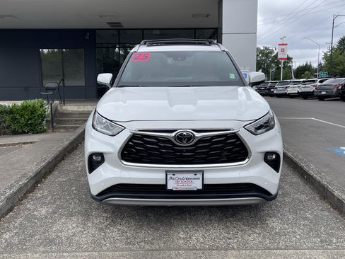 Certified 2025 Toyota Highlander Platinum AWD/4WD image 2