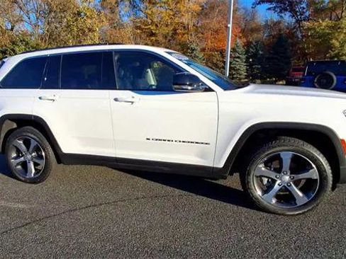 Certified 2023 Jeep Grand Cherokee Limited w/ Trailer Tow Prep Group (B) image 9