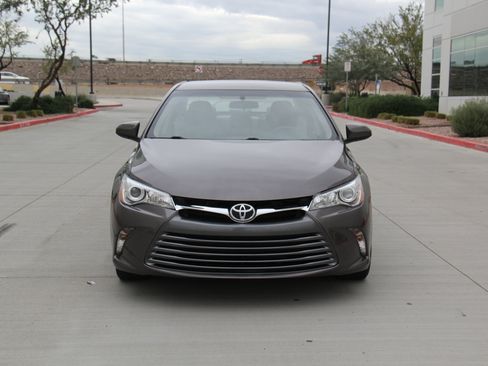 Used 2017 Toyota Camry SE image 2
