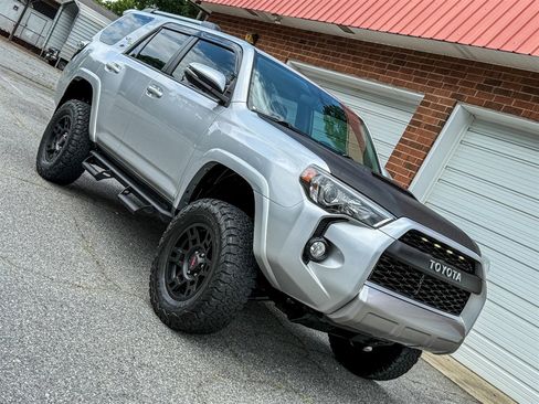 Used 2018 Toyota 4Runner TRD Off-Road Premium AWD/4WD image 25