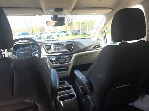 Used 2023 Chrysler Voyager LX image 15