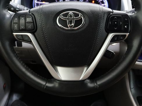 Used 2019 Toyota Highlander Limited FWD image 27