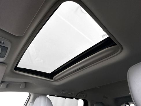 Used 2023 Toyota Sienna Limited FWD image 6