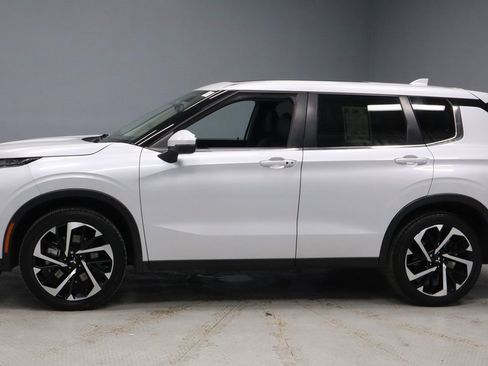 Used 2023 Mitsubishi Outlander SE image 8