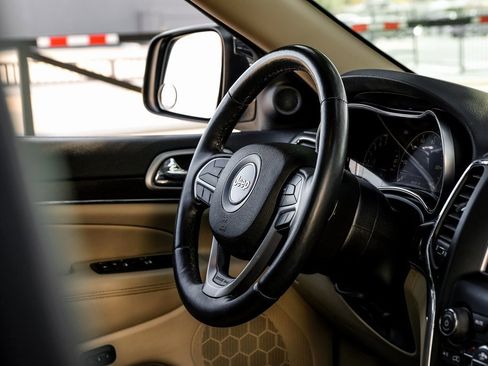 Used 2018 Jeep Grand Cherokee Limited image 25