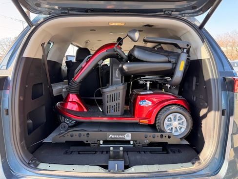 Used 2024 Kia Carnival EX image 21