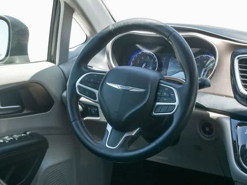 Used 2019 Chrysler Pacifica Touring-L FWD image 11