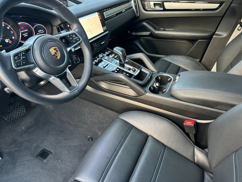 Used 2023 Porsche Cayenne Platinum Edition image 4