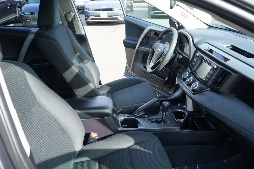 Used 2018 Toyota RAV4 LE w/ All Weather Liner Package FWD image 20