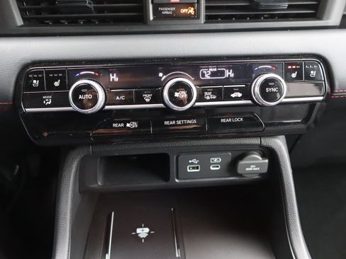 Used 2025 Honda Pilot Black Edition image 30