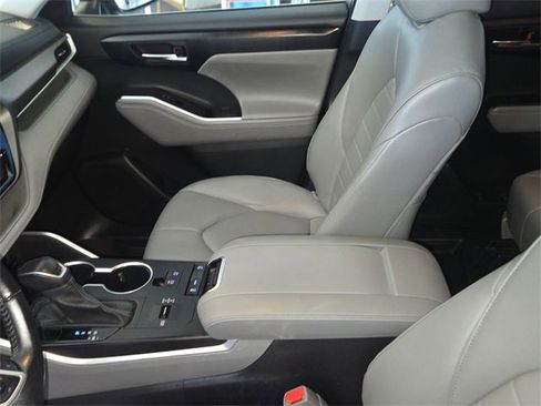 Used 2022 Toyota Highlander XLE image 20