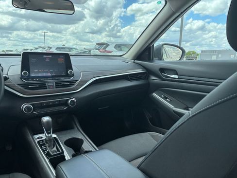 Used 2025 Nissan Altima 2.5 SV FWD image 35