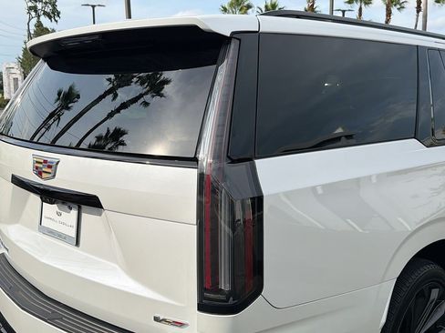 Certified 2025 Cadillac Escalade ESV V AWD/4WD image 5