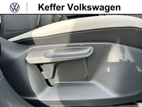 New 2026 Volkswagen Taos SE FWD image 31