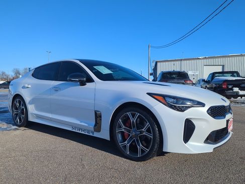 Used 2018 Kia Stinger GT2 image 2