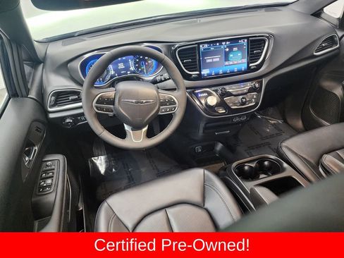 Used 2025 Chrysler Pacifica Select image 24