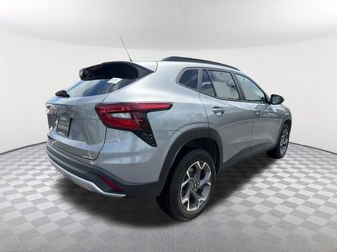 Used 2024 Chevrolet Trax LT w/ LT Convenience Package FWD image 5