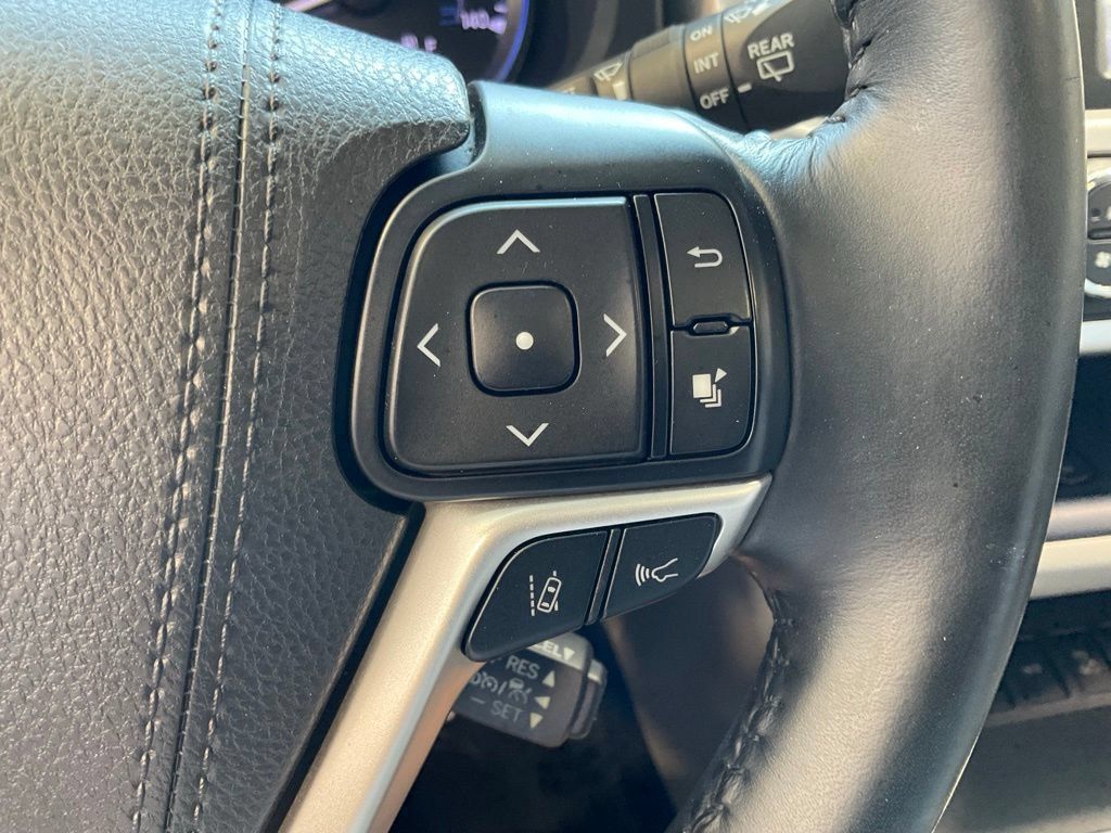 Used 2018 Toyota Highlander XLE AWD/4WD image 13