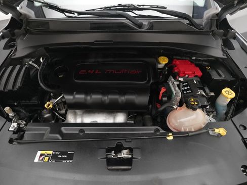 Used 2019 Jeep Compass Latitude w/ Popular Equipment Group AWD/4WD image 3