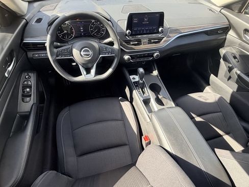 Used 2025 Nissan Altima 2.5 SV FWD image 13