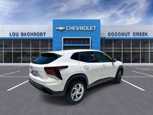 Used 2025 Chevrolet Trax LS w/ LS Convenience Package FWD image 8