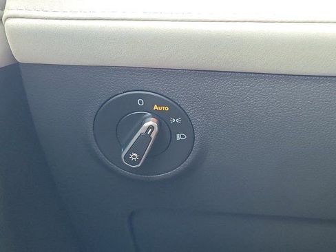Certified 2025 Volkswagen Taos SE FWD image 18