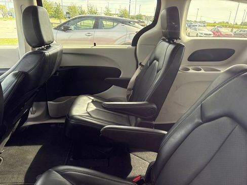 Used 2024 Chrysler Pacifica Touring-L FWD image 18