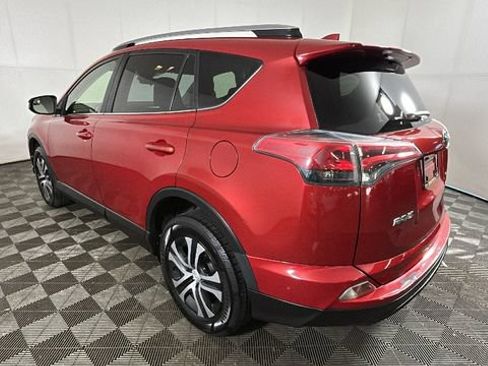 Used 2017 Toyota RAV4 LE AWD/4WD image 4