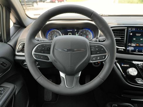 Used 2026 Chrysler Pacifica Select FWD image 32