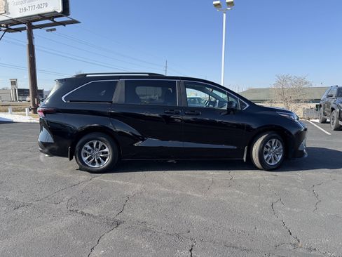 Used 2025 Toyota Sienna LE w/ LE Plus Package image 10