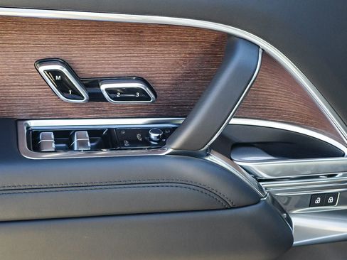 New 2025 Land Rover Range Rover SE image 33