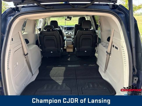 Used 2019 Chrysler Pacifica Limited w/ Tire & Wheel Group FWD image 21