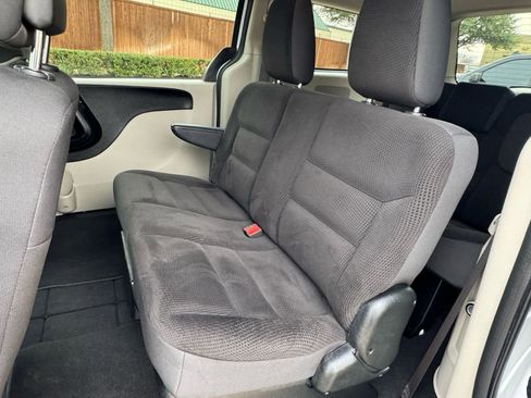 Used 2018 Dodge Grand Caravan SE w/ UConnect Hands-Free Group image 28