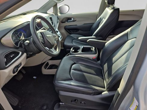 Used 2023 Chrysler Pacifica Touring-L FWD image 20