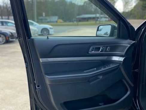 Used 2018 Ford Explorer XLT w/ Equipment Group 202A image 17