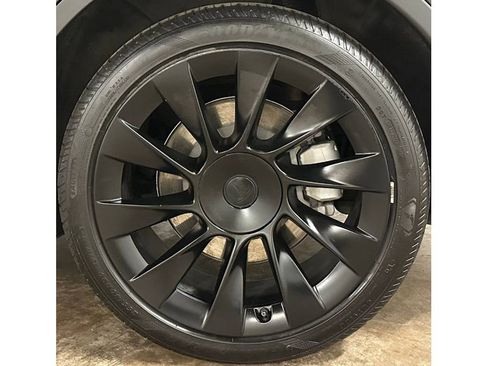 Used 2022 Tesla Model Y Long Range image 11