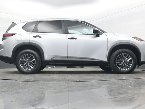 Used 2024 Nissan Rogue S image 31