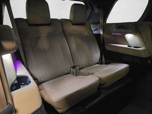 New 2026 Land Rover Range Rover Long Wheelbase SE image 12