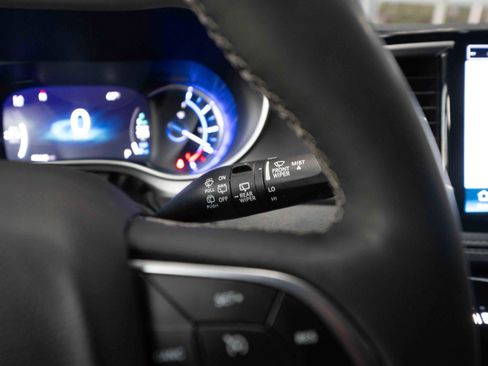 Used 2022 Chrysler Pacifica Touring-L w/ Uconnect Theater Family Group image 14