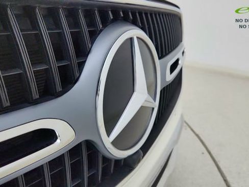 Used 2025 Mercedes-Benz GLC 300 4MATIC image 16