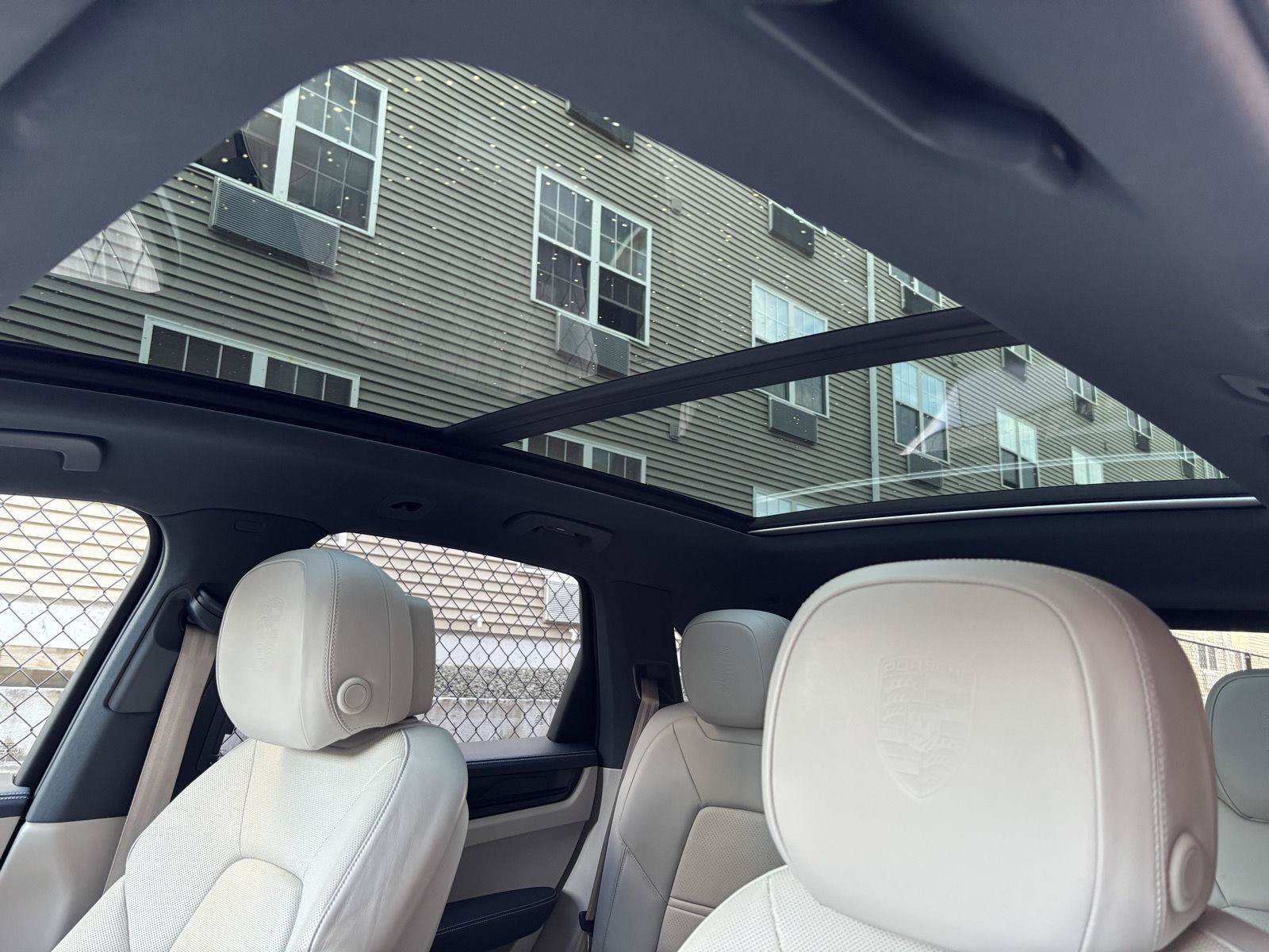 Used 2022 Porsche Cayenne Platinum Edition AWD/4WD image 27