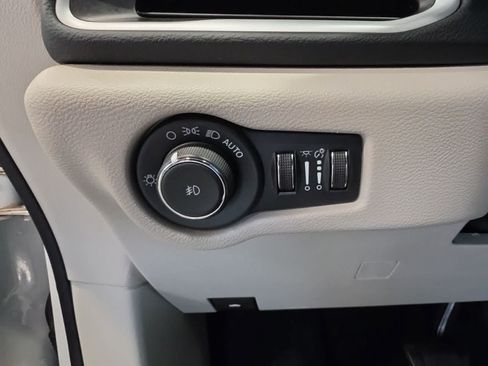 Used 2024 Chrysler Pacifica Touring-L FWD image 20