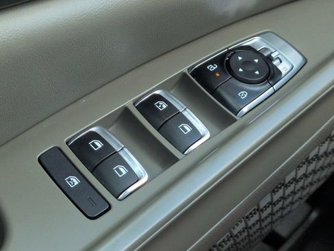 Used 2025 Kia Carnival FWD image 28