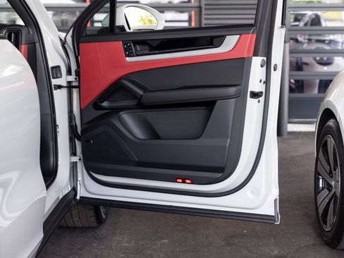 Certified 2025 Porsche Cayenne Coupe image 31