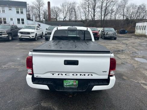 Used 2017 Toyota Tacoma TRD Sport w/ Tow Package AWD/4WD image 9