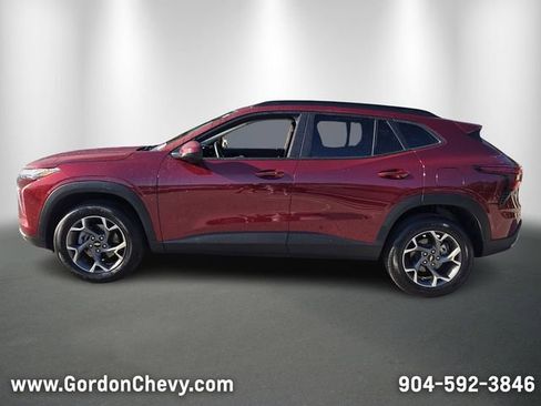 Certified 2025 Chevrolet Trax LT w/ LT Convenience Package image 2